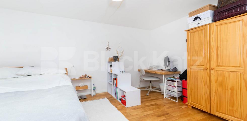 			INCLUDES GAS & ELECTRICITY, 2 Bedroom, 1 bath, 1 reception Apartment			 Hornsey Road, HOLLOWAY 